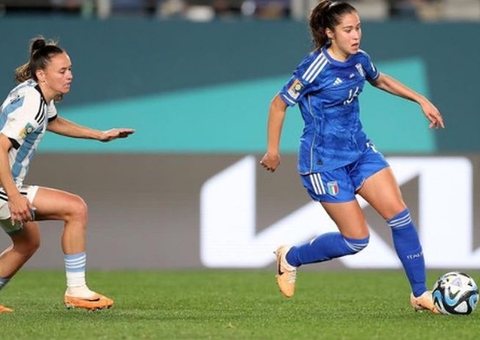 Quem é a 'Pequena Messi' que joga no Barcelona e tem só 16 anos