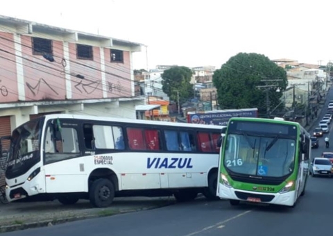 Acidente: Ônibus quase invade imóvel após colisão em avenida de Manaus