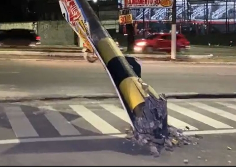 Motorista de micro-ônibus derruba postes e deixa bairro às escuras em Manaus