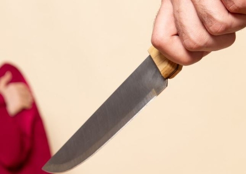 Vizinho invade casa e esfaqueia mulher e pai no Santa Etelvina