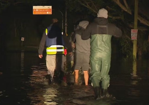 Moradores deixam casas durante madrugada congelante no RS após rio voltar a subir