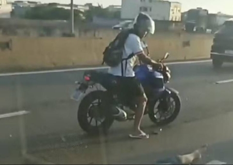 Vídeo mostra motociclista furtando homem já morto