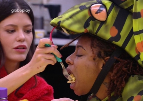 Vitória escova os dentes de Thamiris, ajuda sister a comer e X reage