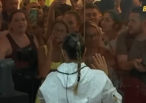 Renata recebe fofoca sobre Belo na Vitrine do Seu Fifi: 'mulher, vocês são podres'