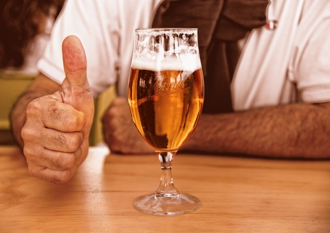 Três efeitos de beber muita cerveja, além da barriga