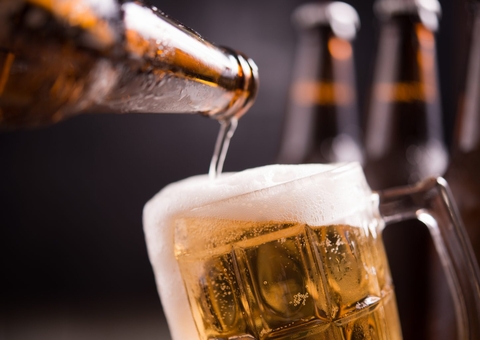 Homem avança em ‘amigo de copo’ que o chamou de corno e acaba esfaqueado em bar de Manaus