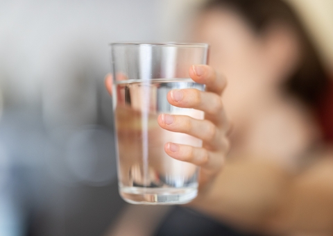 5 sinais de que você precisa de beber mais água 