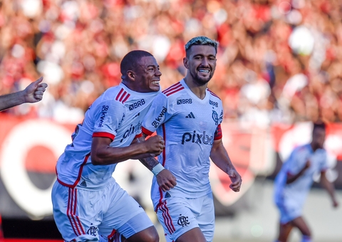Flamengo vence Atlético-GO com gol de pênalti no fim