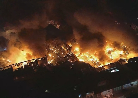 Fogo destrói galpão perto do aeroporto de Guarulhos, em São Paulo