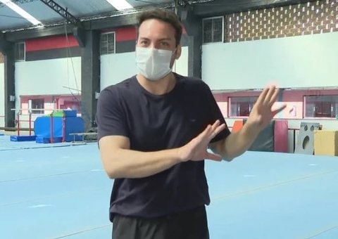 Repórter dá salto mortal ao vivo, impressiona colegas e viraliza; assista