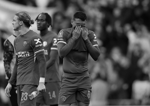 Vídeo: Thiago Silva chora em anúncio de saída do Chelsea