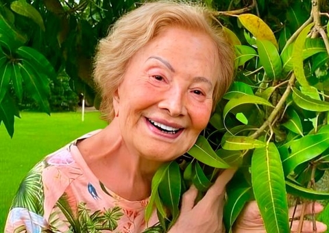 Em foto rara, Glória Menezes aparece sorridente ao lado de Tarcísio Filho