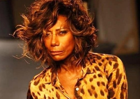 Glória Maria exibe barriga negativa de biquíni aos 70: 'tirada hoje e sem filtro'