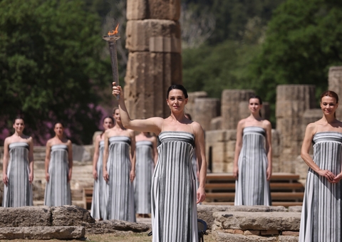 Chama olímpica para jogos de Paris é acesa na Grécia