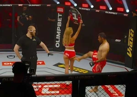 Lutador chuta ring girl em evento de MMA