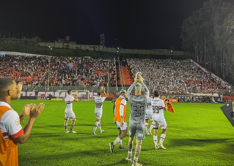São Paulo bate Vitória com dois de Luciano pelo Brasileiro 