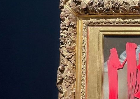 Ativista vandaliza quadro com pintura de vagina em museu na França
