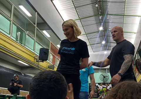 No Brasil, Millie Bobby Brown faz visita surpresa em escola municipal e causa alvoroço