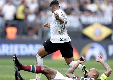 Corinthians bate Fluminense e vence a primeira no Brasileirão