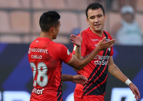 Veiga desperdiça pênalti e Palmeiras perde do Athletico-PR