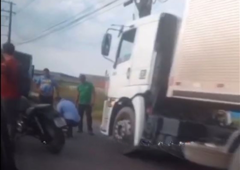 Acidente entre motocicleta e carreta deixa ferido e trânsito caótico em Manaus, veja vídeo
