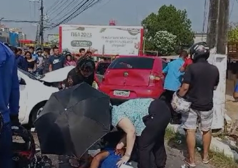 Acidente entre carros e moto deixa ao menos dois feridos em Manaus