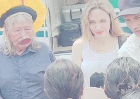 Angelina Jolie está no Brasil visitando aldeia indígena; veja fotos 