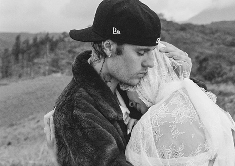 Hailey e Justin Bieber anunciam gravidez; vídeo e fotos