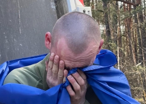 Soldados ucranianos que estavam em cativeiro russo retornam para casa; vídeo