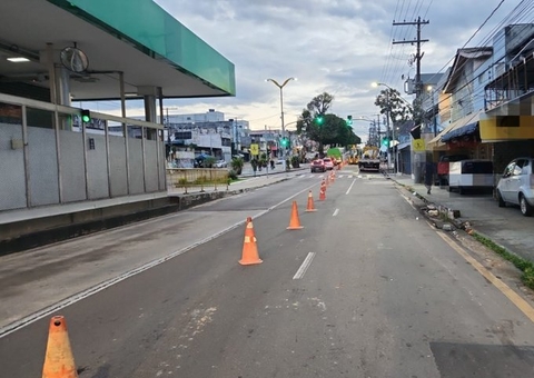 Obra em rede de esgoto interdita trecho da Av. Constantino Nery no Centro