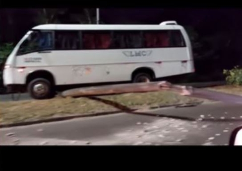 Acidente com rota deixa rastro de destruição em avenida de Manaus