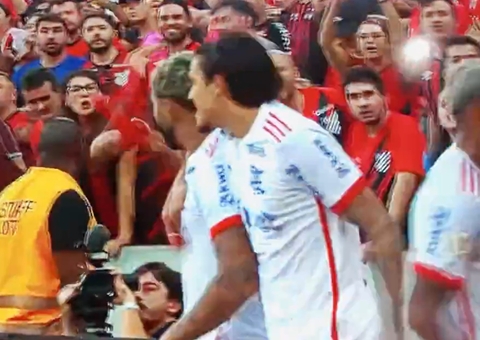 Flamengo empata nos acréscimos com Athlético-PR e mantém a liderança do Brasileirão