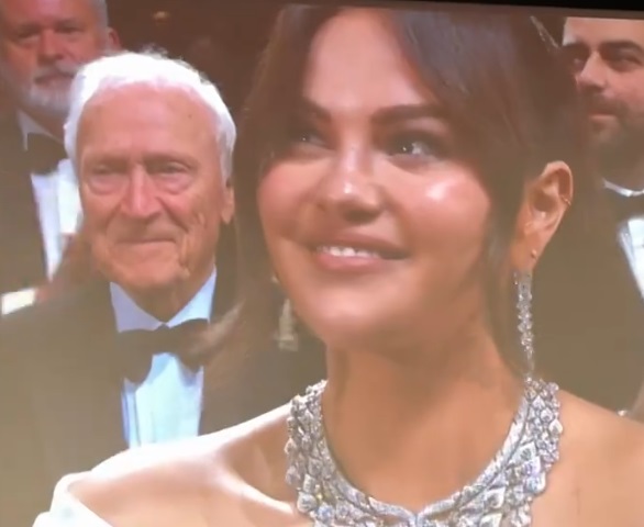 Selena Gomez é aplaudida de pé por 9 minutos em Cannes; vídeo