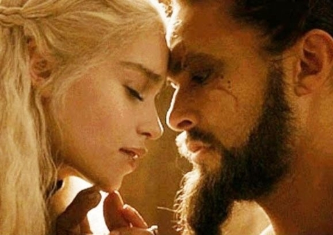 Emília Clarke surge sentada no colo de Jason Momoa, seu par em Game of Thrones
