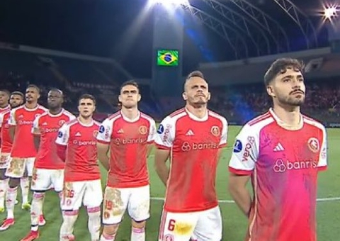 Jogadores do Inter entram em campo sujos de lama em alusão à tragédia no RS