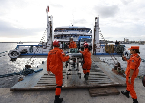Buscas por desaparecidos em naufrágio são retomadas neste sábado
