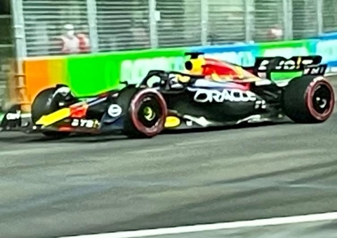 Sainz larga na pole do GP de Singapura e Verstappen fica fora do top 10