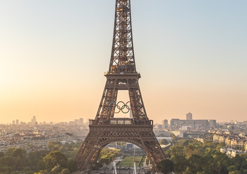 Paris instala anéis olímpicos na Torre Eiffel
