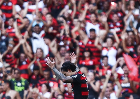 Com dois de Pedro, Flamengo atropela Corinthians pelo Brasileirão