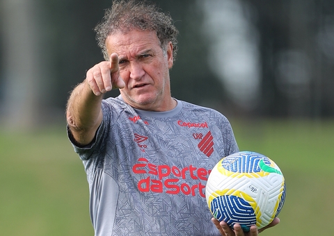 Cuca deixa o Athletico-PR três meses após clube bancar contratação do técnico