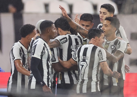 Botafogo goleia em casa e 'empurra' pressão para o Internacional