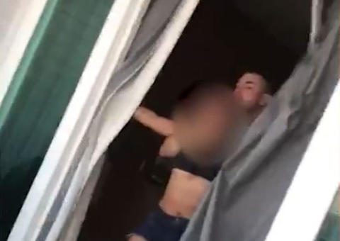 Policial penal é flagrado espancando esposa no quarto de hotel; Veja vídeo