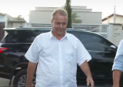 Prefeito que tentou matar ex e namorado com 15 tiros é preso 