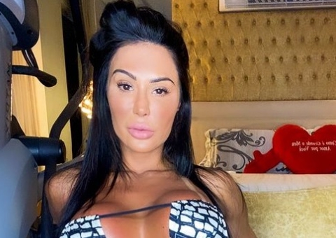 Gracyanne Barbosa estica fio-dental e deixa virilha bronzeada à mostra