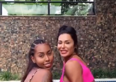 Em vídeo, Gracyanne Barbosa rebola de biquíni ao lado da irmã 