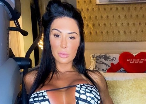 Gracyanne Barbosa faz fio-dental se perder em bumbum com pose ousada