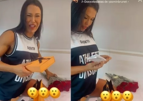 Gracyanne ganha flores e joias de quase R$ 4 mil de admirador secreto