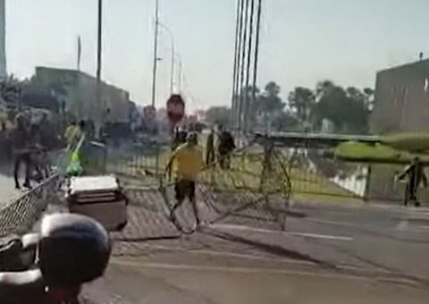 Bolsonaristas arrancam grades e atiram garrafas em prédio do Itamaraty