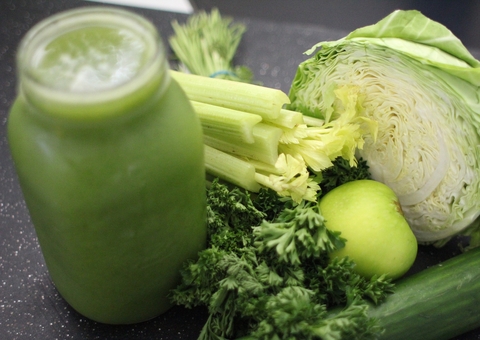 Conheça esse suco detox de couve ótimo para começar o dia 