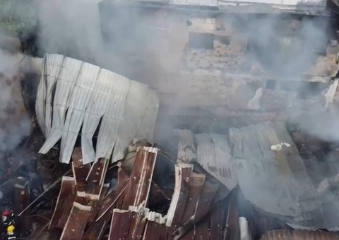 Galpão atingido em incêndio teve perda total; fogo fez teto desmoronar